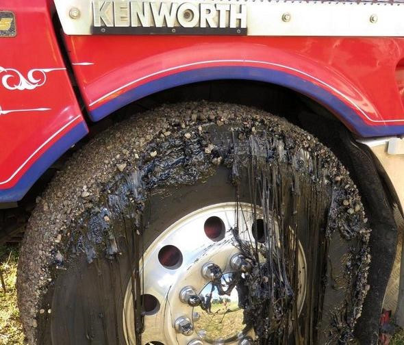 Tất nhiên, những xe gặp tình trạng này không thể di chuyển an toàn trên đường, chưa kể xe dễ hỏng vì nắng nóng. Ảnh: Sun.