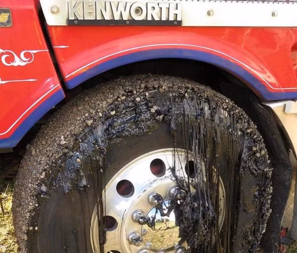 Tất nhiên, những xe gặp tình trạng này không thể di chuyển an toàn trên đường, chưa kể xe dễ hỏng vì nắng nóng. Ảnh: Sun.