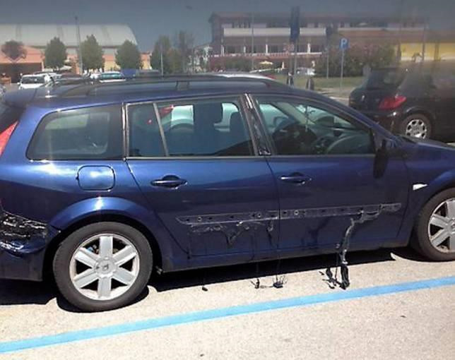 Một chiếc Renault biến dạng ngoài trời nắng tại bãi biển Caorle, gần Venice (Italy). Hông xe và cản sau tan chảy khi chiếc xe bị bỏ ngoài trời nắng vài ngày. Ảnh: dailymail.