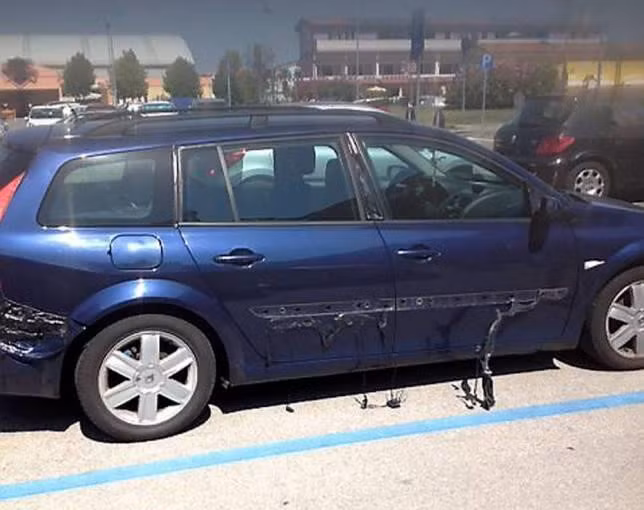 Một chiếc Renault biến dạng ngoài trời nắng tại bãi biển Caorle, gần Venice (Italy). Hông xe và cản sau tan chảy khi chiếc xe bị bỏ ngoài trời nắng vài ngày. Ảnh: dailymail.