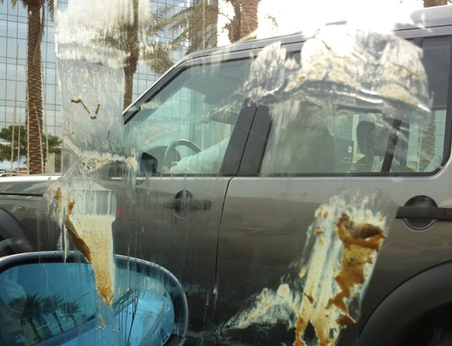 Một chiếc xe tan chảy dưới trời nắng khủng khiếp tại Dubai. Ảnh: dubaiblogs.