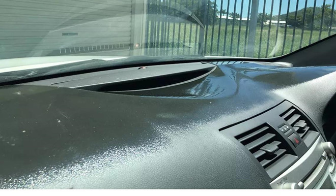 Bảng táplô của xe ôtô hỏng nặng và tan chảy dưới nắng nóng tại Queensland, Australia. Ảnh: Sun.