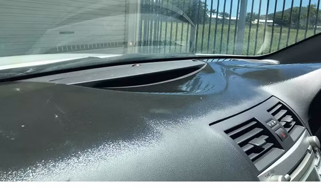 Bảng táplô của xe ôtô hỏng nặng và tan chảy dưới nắng nóng tại Queensland, Australia. Ảnh: Sun.