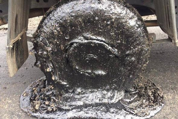 Nhựa đường tan chảy làm hỏng lốp và các bộ phận khác của xe. Ở nhiệt độ cao, bề mặt đường nhựa sẽ tan chảy rồi cuốn vào lốp xe. Ảnh: Sun.