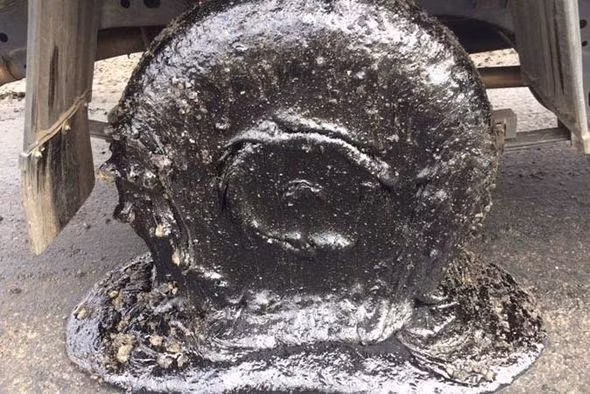 Nhựa đường tan chảy làm hỏng lốp và các bộ phận khác của xe. Ở nhiệt độ cao, bề mặt đường nhựa sẽ tan chảy rồi cuốn vào lốp xe. Ảnh: Sun.