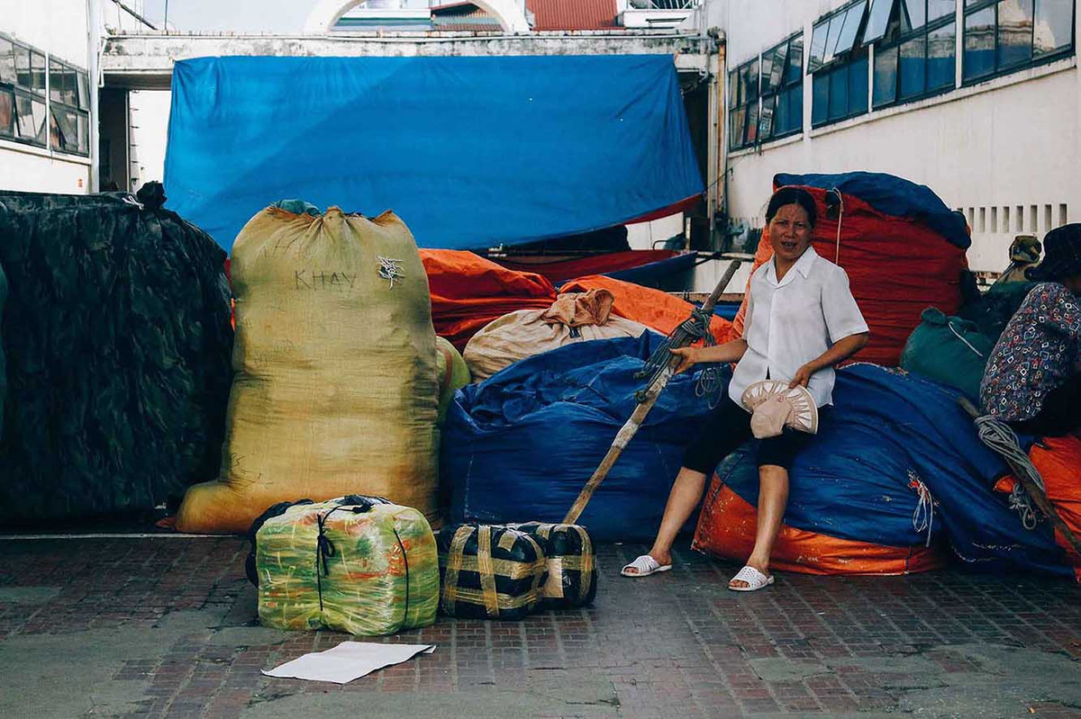 Hà Nội vừa bước vào những ngày nắng nóng đầu tiên của mùa hè với nhiệt độ lên đến 37 độ. Cái nóng oi ả làm tăng thêm sự vất vả của những nữ lao động làm nghề bốc hàng thuê ở khu chợ Đồng Xuân của Hà Nội.
