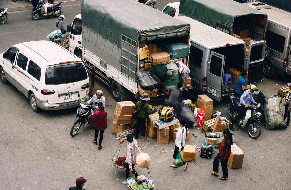 Chợ là trung tâm đầu mối buôn bán các mặt hàng vải vóc, thời trang, phụ kiện may mặc... Khu vực này đặc biệt nhộn nhịp khi bước vào đợt cung cấp hàng mới trước dịp chuyển mùa nhằm phục vụ nhu cầu cho thương lái các tỉnh. Thời điểm 3 giờ 30 sáng tới 16 giờ chiều hàng ngày là lúc khu chợ tấp nập những chuyến xe chở hàng.