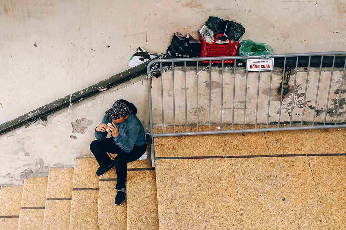 Những giây phút nghỉ ngơi trên hành lang cầu thang của chợ.
