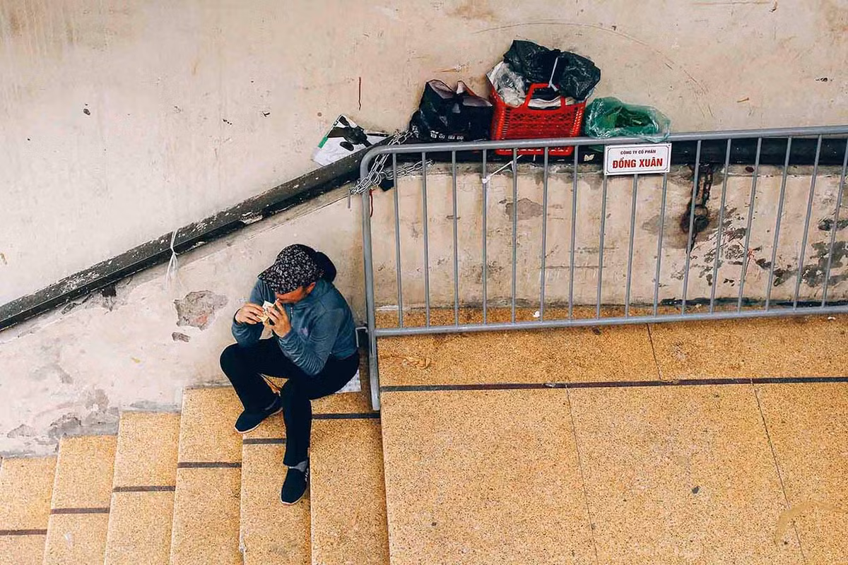 Những giây phút nghỉ ngơi trên hành lang cầu thang của chợ.