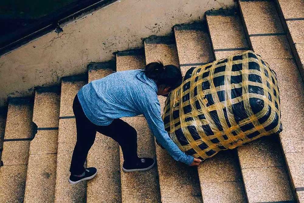 Có những bao tải nặng đến hàng tạ, các nữ lao động ở đây cũng không nề hà.