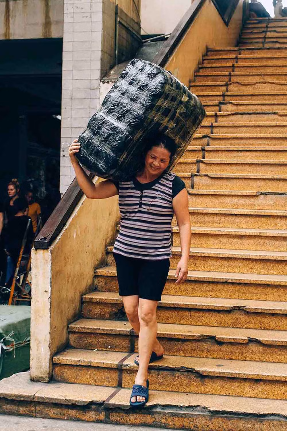 Hầu hết những nữ lao động ở chợ Đồng Xuân từ các tỉnh lân cận Hà Nội như Nam Định, Yên Bái, Hưng Yên... Họ coi đây là kế sinh nhai quan trọng bởi họ khó có thể tìm thấy một công việc khác khi không có gì ngoài sức khỏe và sự cần mẫn, chịu khó.