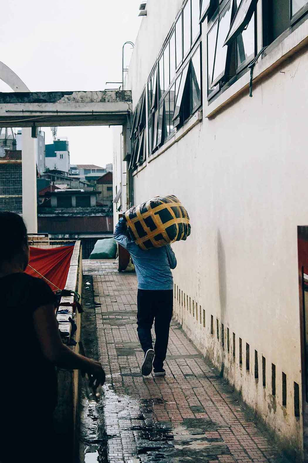 Chị Liên, quê ở Hưng Yên, chia sẻ: “Vào trước những ngày giao mùa, nhu cầu hàng lớn mỗi ngày nếu làm nhiều tôi cũng kiếm được 500.000 - 600.000 đồng. Có hôm tôi chờ cả ngày không có khách hoặc ít khách chỉ kiếm được khoảng vài chục nghìn đồng”.