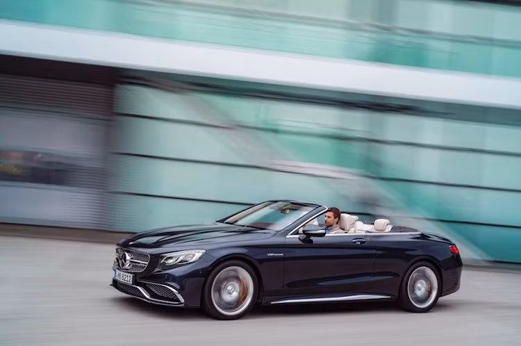Mercedes-Benz sẽ bắt đầu nhận đặt hàng S65 AMG Cabriolet tại thị trường Anh kể từ ngày 4/4/2016 và sau đó sẽ bán chiếc xe chính thức tại các đại lý của hãng. Giá bán chính thức vẫn chưa được công bố, tuy nhiên dự kiến sẽ cao không thua một siêu xe đến từ Ý.