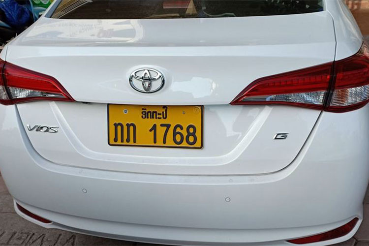 Toyota Vios G phiên bản 2018 sẽ được trang bị đèn pha projector, đèn ban ngày và đèn hậu LED, vành hợp kim 16 inch hai tông màu, vô-lăng bọc da với các nút điều khiển đa tính năng, điều hòa một vùng, định vị, hàng ghế sau gập 60:40 và bệ tì tay có hộc đựng cốc.