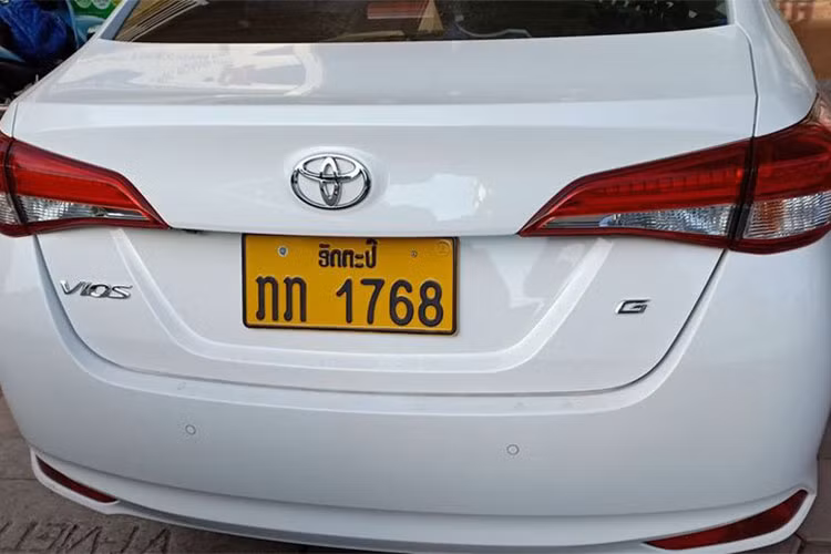Toyota Vios G phiên bản 2018 sẽ được trang bị đèn pha projector, đèn ban ngày và đèn hậu LED, vành hợp kim 16 inch hai tông màu, vô-lăng bọc da với các nút điều khiển đa tính năng, điều hòa một vùng, định vị, hàng ghế sau gập 60:40 và bệ tì tay có hộc đựng cốc.