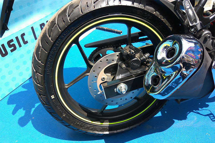 Xe được trang bị động cơ xy lanh đơn, dung tích 155cc, làm mát bằng gió, sản sinh công suất 14,6 mã lực tại tua máy 8.000 vòng/phút và mô men xoắn cực đại 14 Nm tại tua máy 6.000 vòng/phút. Hộp số 5 cấp và hệ thống nhông xích để truyền sức mạnh động cơ đến bánh sau.