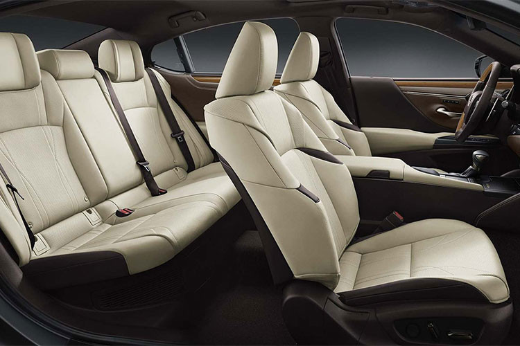 Hành khách ngồi trên hàng ghế sau sẽ được tận hưởng cảm giác thoải mái vì chiều dài cơ sở tăng lên, kéo theo khoảng duỗi chân hào phóng hơn. Mọi bản trang bị của ES 2019 đều có hệ thống an toàn Lexus Safety System+ 2.0 tiêu chuẩn. Hệ thống này bổ sung những tính năng mới như phát hiện người đạp xe vào ban ngày, nguòi đi bộ...