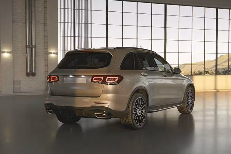 Mercedes-Benz GLC 300 4MATIC mới nâng cấp sở hữu ngoại thất AMG Line cùng gói trang bị Night Package, giúp khắc họa hình ảnh nam tính và giàu sức mạnh. Cản trước với hốc gió lớn, lưới tản nhiệt kim cương và logo ‘Ngôi sao 3 cánh’ hiệu ứng 3D mang đến diện mạo “lột xác” hoàn toàn so với phiên bản trước nâng cấp.