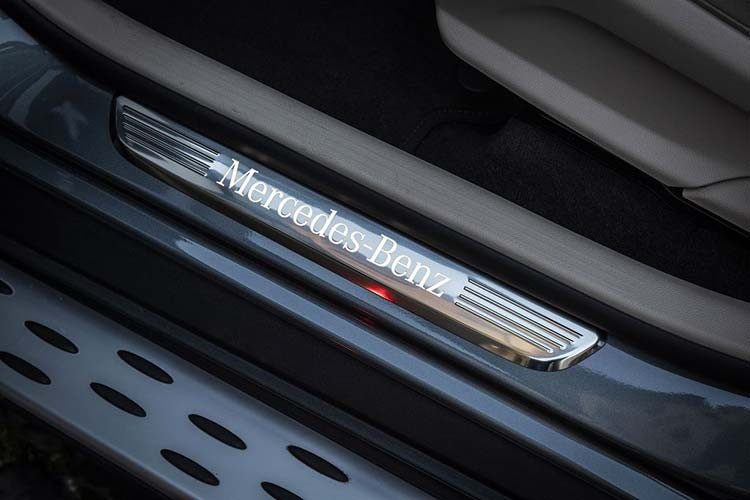 Trong trải nghiệm cá nhân hoá, hành khách có thể lựa chọn 64 màu sắc đèn viền nội thất tùy theo sở thích và tâm trạng. Hệ thống loa Burmester® 13 loa công suất 590 watt sẽ làm hài lòng ngay cả những tín đồ audiophile khó tính, hệ thống giải trí MBUX mới... GLC 300 4MATIC cũng nâng cấp lốp xe dự phòng giúp người lái an tâm hơn khi đi xa hay đi địa hình xấu.