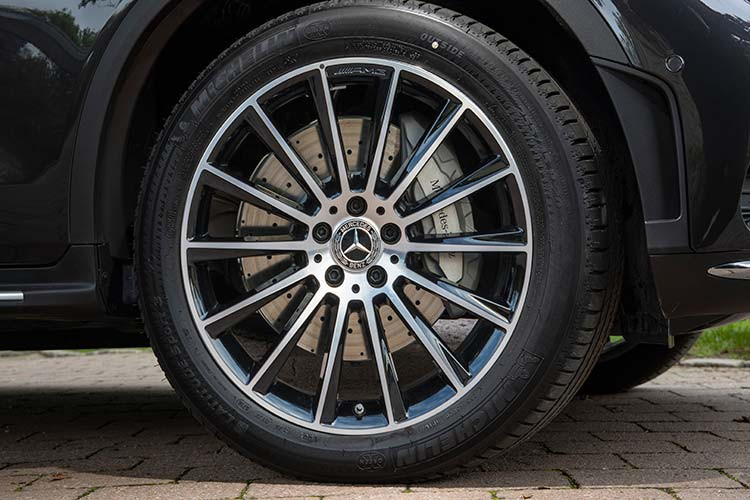 Mâm xe là loại AMG thể thao, kích thước lên đến 20 inch, thiết kế đa chấu với 2 màu tương phản bạc/đen. Nâng cấp dễ nhận ra ở ngoại thất GLC mới chính là hệ thống đèn chiếu sáng. GLC 300 4MATIC được trang bị công nghệ đèn thông minh MULTIBEAM với tầm chiếu sáng rất xa.