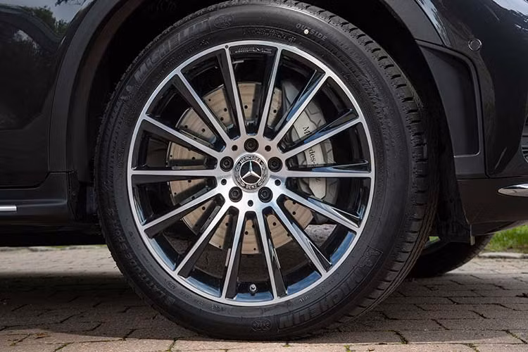 Mâm xe là loại AMG thể thao, kích thước lên đến 20 inch, thiết kế đa chấu với 2 màu tương phản bạc/đen. Nâng cấp dễ nhận ra ở ngoại thất GLC mới chính là hệ thống đèn chiếu sáng. GLC 300 4MATIC được trang bị công nghệ đèn thông minh MULTIBEAM với tầm chiếu sáng rất xa.