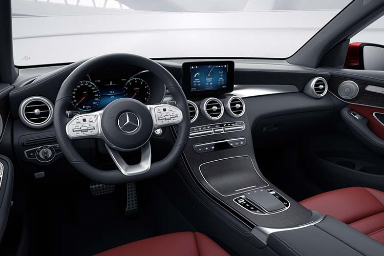 Trên GLC 300 4MATIC, sự kết hợp của bảng đồng hồ tốc độ kỹ thuật số chất lượng cao kích thước 12,3 inch và màn hình giải trí trung tâm mang đến trải nghiệm sắc nét, hiện đại cho hành khách. Bảng đồng hồ tốc độ kỹ thuật số cho phép người lái lựa chọn 3 chế độ hiển thị, bao gồm “Thể thao”, “Cổ điển” và “Hiện đại”. 