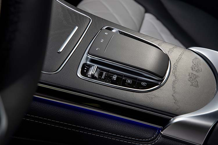 Xe vẫn được hỗ trợ sạc điện thoại không dây qua chuẩn Qi và kết nối Apple CarPlay/Android Auto. GLC nâng cấp nay đã có thiết kế chìa khóa và nút Khởi động sang trọng hơn. Khách hàng có thể lựa chọn 6 màu ngoại thất, bên cạnh 2 tùy chọn nội thất quen thuộc là Đen, Nâu Saddle, khách hàng nay có thể chọn thêm màu Đỏ Cranberry hoàn toàn mới. 