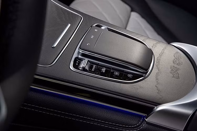 Xe vẫn được hỗ trợ sạc điện thoại không dây qua chuẩn Qi và kết nối Apple CarPlay/Android Auto. GLC nâng cấp nay đã có thiết kế chìa khóa và nút Khởi động sang trọng hơn. Khách hàng có thể lựa chọn 6 màu ngoại thất, bên cạnh 2 tùy chọn nội thất quen thuộc là Đen, Nâu Saddle, khách hàng nay có thể chọn thêm màu Đỏ Cranberry hoàn toàn mới. 