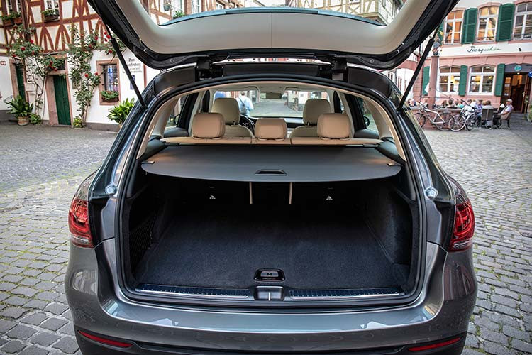 GLC nâng cấp còn sở hữu hàng loạt các tính năng an toàn vượt trội như: hỗ trợ đỗ xe tự động Active Parking Assist; ATTENTION ASSIST; ESP Curve Dynamic Assist; Crosswind Assist; phanh tay điều khiển điện với chức năng nhả phanh thông minh; túi khí phía trước, túi khí bên hông phía trước, túi khí đầu gối cho người lái, túi khí cửa sổ, Camera 360 độ...