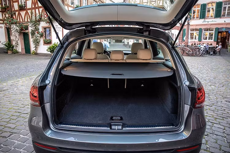 GLC nâng cấp còn sở hữu hàng loạt các tính năng an toàn vượt trội như: hỗ trợ đỗ xe tự động Active Parking Assist; ATTENTION ASSIST; ESP Curve Dynamic Assist; Crosswind Assist; phanh tay điều khiển điện với chức năng nhả phanh thông minh; túi khí phía trước, túi khí bên hông phía trước, túi khí đầu gối cho người lái, túi khí cửa sổ, Camera 360 độ...