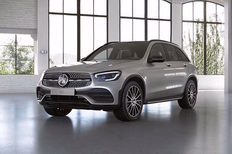 Mercedes-Benz chính thức giới thiệu mẫu xe GLC nâng cấp (X253) tại thị trường Việt Nam với nhiều sự thay đổi đáng ghi nhận. Ngoài ra, Mercedes-Benz GLC Facelift mới sẽ được phân phối tới tay người tiêu dùng trong nước với phiên bản GLC 300 4MATIC, được nhập khẩu trực tiếp từ Đức thay vì lắp ráp tại Việt Nam như phiên bản tiềm nhiệm.