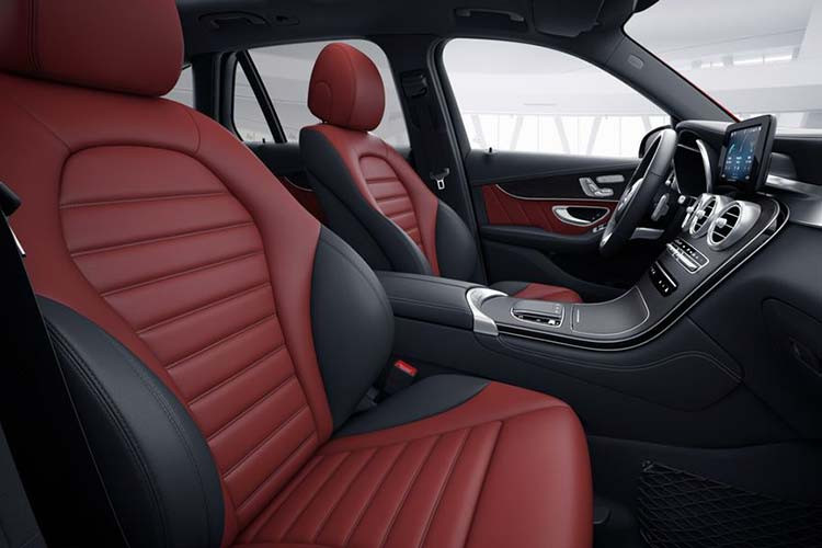 Xe được trang bị tay lái thể thao với thiết kế mới, tích hợp 2 nút điều khiển cảm ứng trên tay lái (Touch Control Buttons), giúp người lái dễ dàng điều khiển các tính năng của xe mà không bị sao nhãng. Tính năng Ga tự động (Cruise Control), Giới hạn tốc độ (Speed Limit) nay cũng được tích hợp lên tay lái.