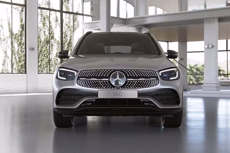 Giá xe Mercedes-Benz GLC 300 4MATIC là 2,559 tỷ đồng (đã bao gồm thuế GTGT). Xe được nhập khẩu từ Đức với chính sách bảo hành chính hãng 3 năm và có thể mở rộng thành 5 năm. Hệ thống đại lý ủy quyền của MBV sẽ hỗ trợ tài chính với lãi suất ưu đãi cho khách hàng mua xe GLC, hoặc trả góp thông qua Mercedes-Benz Financial Services với mức trả chỉ khoảng 30 triệu mỗi tháng.