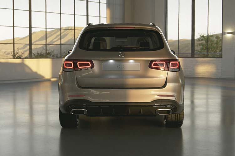 GLC 300 4MATIC sở hữu động cơ I4 2.0 lít tăng áp sản sinh 258 mã lực và sức kéo 370 Nm, giúp xe tăng tốc 0 -100 km/h chỉ trong vòng 6 giây. Sức mạnh này được truyền tải hiệu quả thông qua hộp số tự động 9 cấp 9G-TRONIC. Xe vẫn được trang bị cụm điều khiển DYNAMIC SELECT, giúp người lái khám phá sự khác biệt rõ nét của 5 chế độ vận hành, bao gồm "Comfort", "ECO", "Sport", "Sport+" và “Individual”.