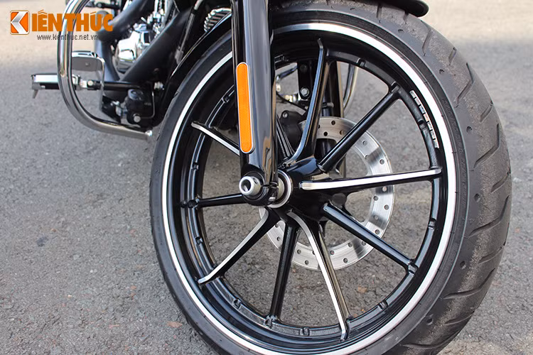 Phiên bản Breakout 2014 được trang bị cặp mâm la-zăng thể thao 10 chấu dạng "phay", phanh đĩa cho cả bánh trước và sau đi kèm hệ thống ABS tiêu chuẩn.