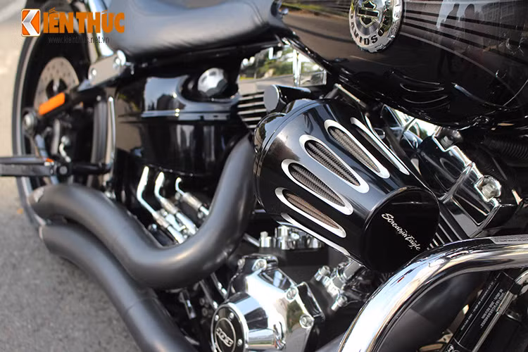 Cung cấp sức mạnh cho Breakout 2014 là khối động cơ Twin Cam dung tích 1.690 phân khối làm mát bằng không khí cho mô-men xoắn cực đại 129 Nm ở vòng tua máy 3.000 vòng/phút. Hộp số 6 cấp. 