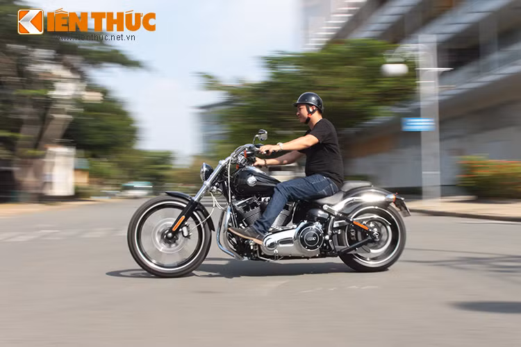 Vận hành chiếc xe trong phố không phải đơn giản nếu chưa quen dòng Harley-Davidson vốn khổng lồ và hầm hố này. Chiếc Breakout sở hữu trọng lượng 322 kg cùng với khối động cơ mạnh mẽ.