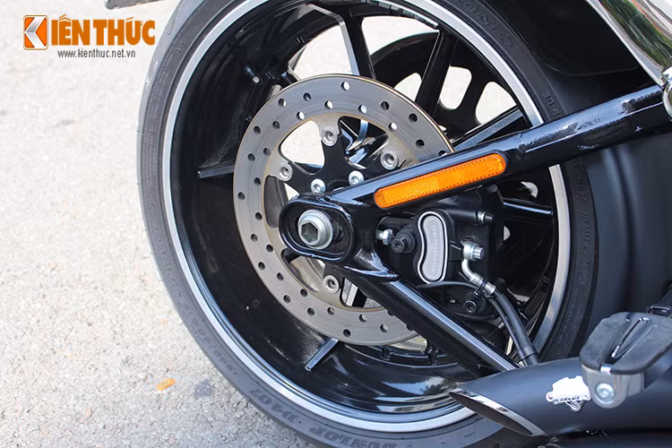 Xe sở hữu bánh trước 21 inch với lốp 130/60, lốp sau 18 inch kích thước 240/40 cùng hệ truyền động bằng dây đai.