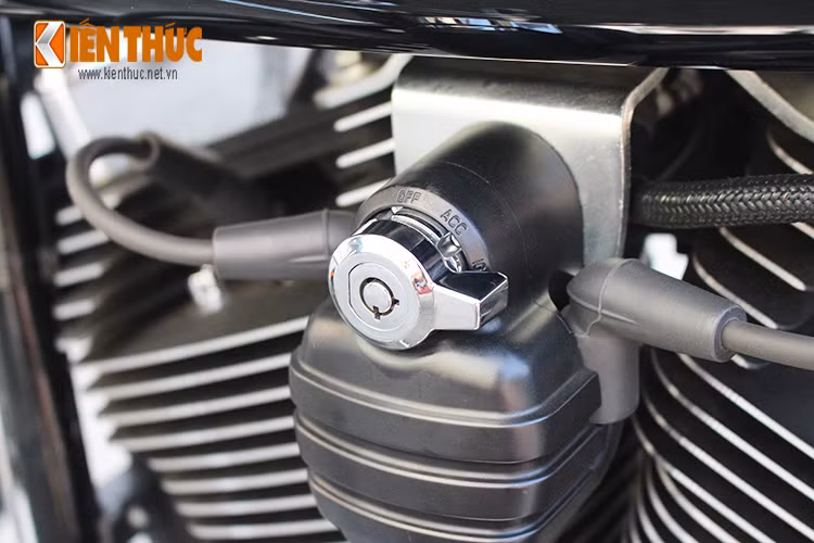 Xe có hệ thống khởi động bằng chìa khóa từ. Bên cạnh đó cụm khóa điện cũng được chuyển về phía dưới cạnh máy phía bên trái.