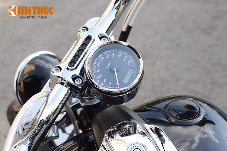 Xe sở hữu tay lái hạ thấp, góc rộng, đi kèm một dải đèn báo nằm chính giữa. Đồng hồ công tơ mét được thiết kế với phong cách cổ điển dạng kim cùng một màn hình lcd nhỏ nằm phía dưới.