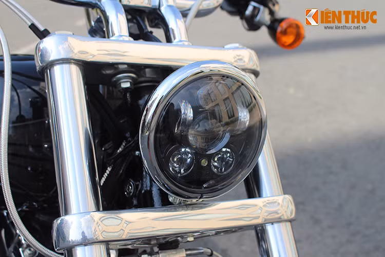 Phần đầu xe thiết kế đơn giản nhưng cơ bắp với cụm giảm sóc trước lớn. Đèn pha của xe được thiết kế theo dạng cổ điển với bóng dạng bi xenon.