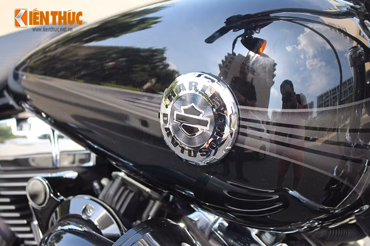 Sở hữu nước sơn tuyệt đẹp màu đen bóng từ đầu đến chân, trừ một số chi tiết crom để lộ ra ngoài. Xe sở hữu bình xăng 19 lít với logo kim loại nổi bật cùng dải viền xám vuốt dọc thân xe.