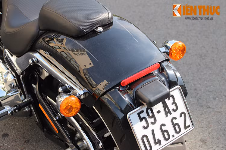 Đuôi xe được thiết kế đơn giản khi loại bỏ nhiều chi tiết, cụm đèn hậu tích hợp xi nhan với hai bóng hai bên. Dè sau thiết kế lớn nhưng phần ghế ngồi sau lại khá nhỏ, khá bất tiện khi chở hai người.