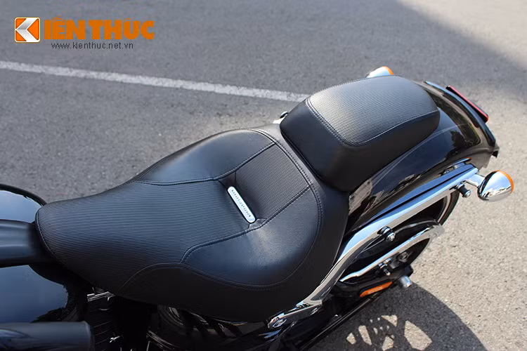 Tay lái hạ thấp, góc rộng cùng với yên xe thấp giúp người lái ngồi thoải mái. Tuy nhiên đây cũng là một điểm bất lợi cho những người có chiều cao thấp bởi khoảng cách xa sẽ phải với người.