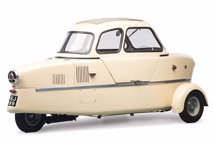 Inter 175A Berline 3 bánh được thiết kế tại miền Bắc nước Pháp với những đường nét hấp dẫn như phần thân trên của máy bay. Xe sử dụng động cơ điện với tay quay để khởi động. Hãng sản xuất cho biết chỉ có 280 mẫu xe được tung ra thị trường và điều thú vị là không có chiếc xe nào giống nhau.