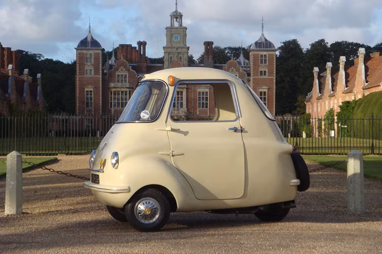 Scootacar mang đậm nét đặc trưng Anh Quốc. Được sản xuất tại thành phố Leeds, Scootacar nổi tiếng khắp nước Anh. Scootacar sử dụng động cơ 197 phân khối, xi-lanh đơn được đặt dưới ghế điều khiển, bên trên là vị trí của hai hành khách. Thân xe được chế tạo từ sợi thủy tinh nên có trong lượng nhẹ và tối ưu hóa được sự phân bố trọng lực.