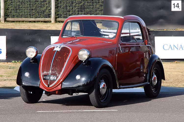 Được đánh giá là mẫu xe tiên phong của dòng xe hơi nhỏ, Fiat 500A là tiền thân của mẫu xe Nuova 500 bây giờ. Xe được đặt tên là Topolino (chú chuột nhỏ), có lưới tản nhiệt đặt cao và đèn màu gắn trên thân xe. Fiat 500 là tác phẩm của nhà thiết kế Dante Giancosa, chở được hai người lớn cùng hành lý, tốc độ cao nhất là 85km/g. 