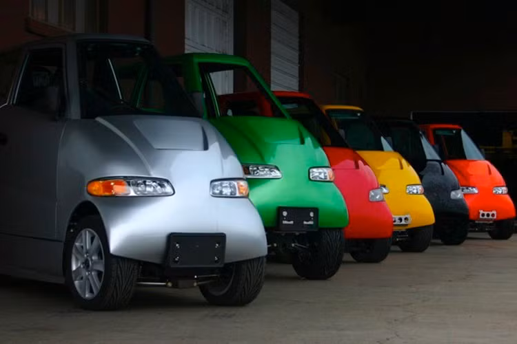 Với bề ngang chỉ 1m, Tango là mẫu xe hẹp nhất thế giới. Tango là sản phẩm của Công ty Commuter Car, sử dụng động cơ điện, có thể tăng tốc từ 0 đến 100km/g trong 4 giây và tốc độ tối đa 217km/g. 