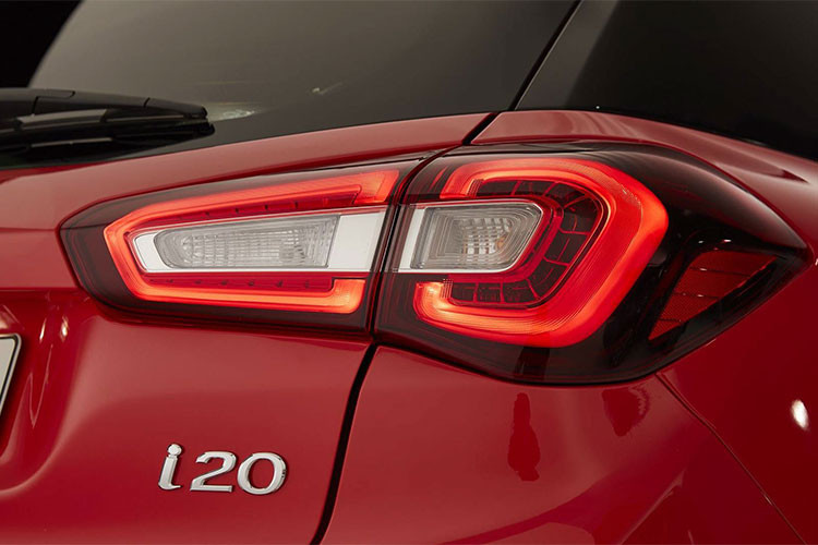 Ở phía sau, cụm đèn hậu được tân trang lại mới mẻ hơn. Vị trí gắn biển số xe được đẩy lên cao ở chính giữa cửa thứ 5, thay vì ở phía dưới như phiên bản hiện hành. Đặc biệt ở chiếc i20 facelift 2019, cản trước và cản sau được thiết kế mạnh mẽ hơn, giúp dáng đứng chiếc xe nổi bật hơn.