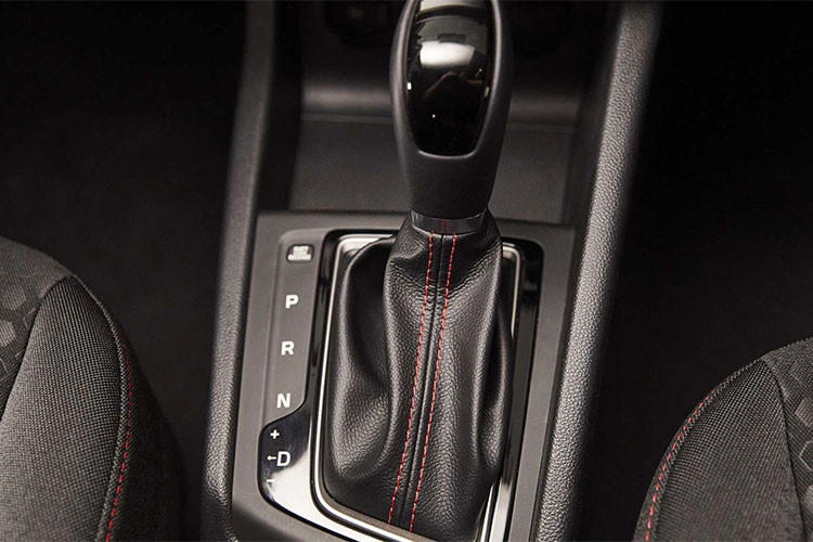 Hyundai SmartSense mới nhất sẽ bao gồm một loạt các hệ thống như: hệ thống hỗ trợ giữ làn đường, hỗ trợ phòng tránh va chạm trước, hệ thống cảnh báo tài xế mất tập trung và một số tính năng an toàn khác... Hầu hết các thiết bị an toàn bổ sung này đều có thêm chi phí.